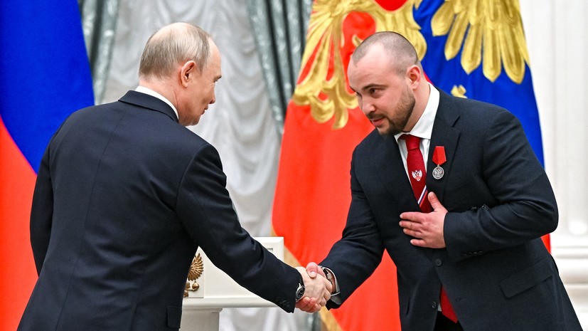 Путин поделился бокалом с боксёром Беспутиным, которому не досталось шампанского