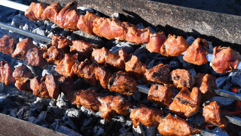 Россиянам объяснили, как избежать переедания в майские праздники