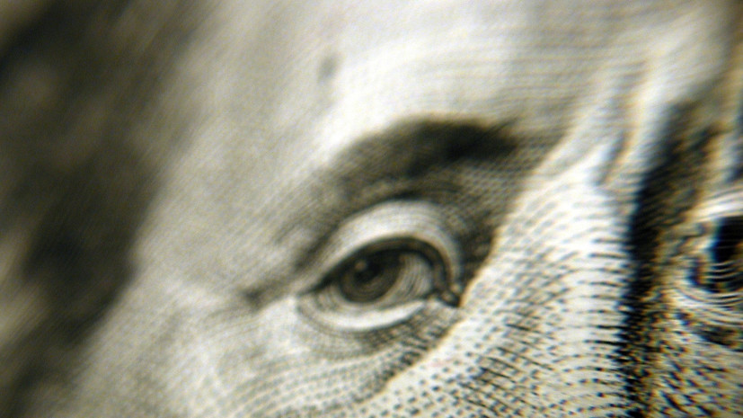 Экономист Щербаченко рекомендовал заранее покупать доллары перед отпуском