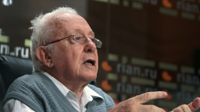 ТАСС: прах Роя Медведева захоронили на кладбище в Одинцово