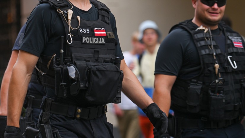 РИА Новости: полиция Латвии фиксирует тех, кто приходит на кладбища в День Победы