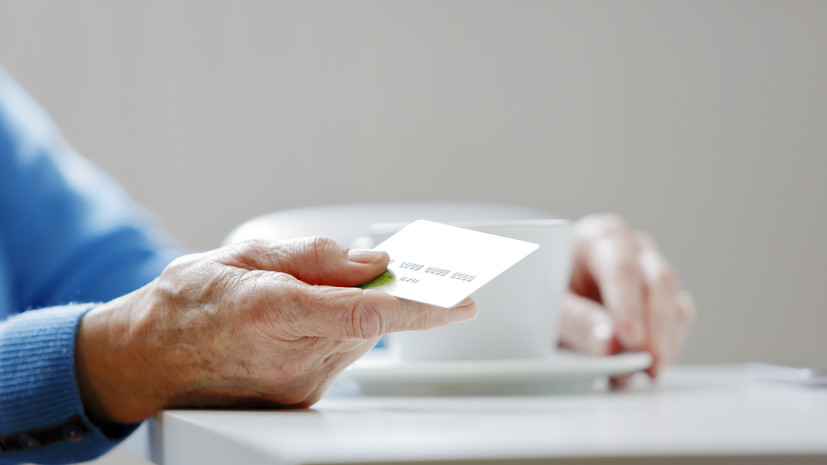 Финансист Елин рассказал, что блокировку карты можно снять без посещения банка