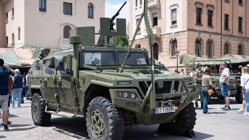 SHOT: в Испании военные уронили с высоты боевую машину стоимостью €600 тысяч