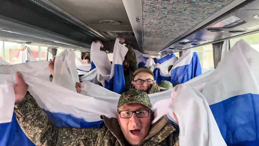 Возвращённые из украинского плена российские военные прилетели в Подмосковье