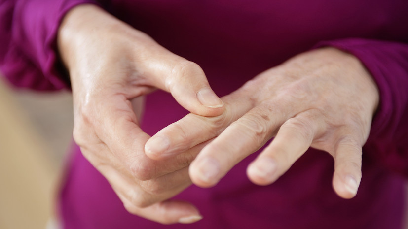 РИА Новости: россиян могут оштрафовать за демонстрацию среднего пальца