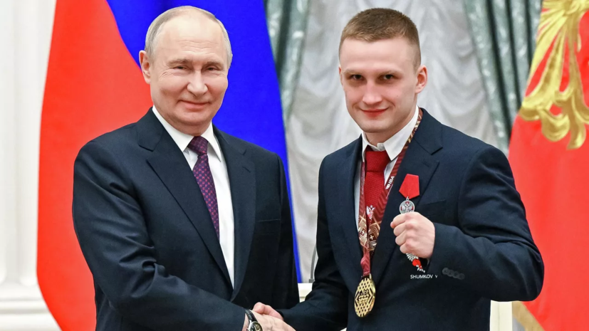 Путин в шутку посоветовал чемпиону мира по боксу продолжать кусаться на ринге