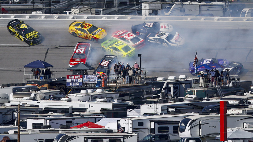 На гонке NASCAR Cup Series в США произошла массовая авария