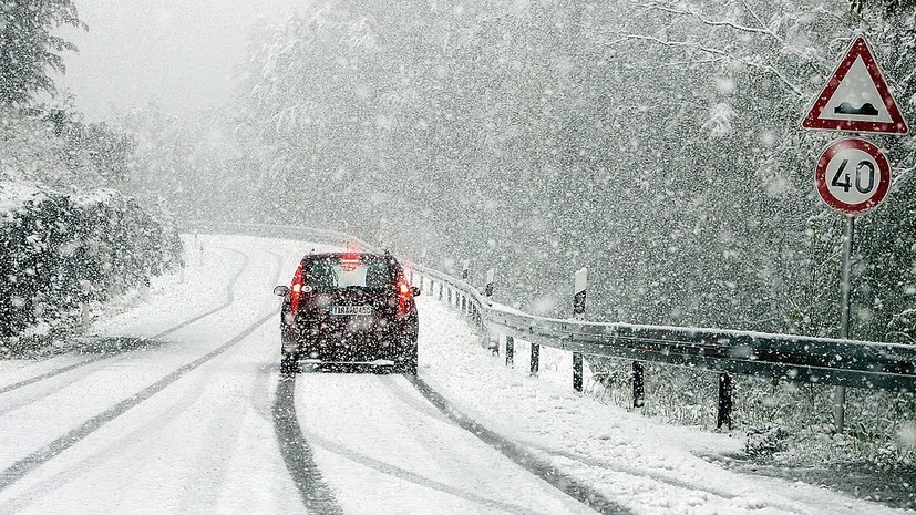 Автоэксперт Ладушкин пояснил, как вести себя на летней резине в снег