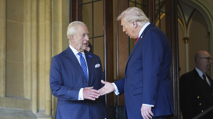 Daily Mail: Трамп нарушил протокол, похлопав Карла III по плечу