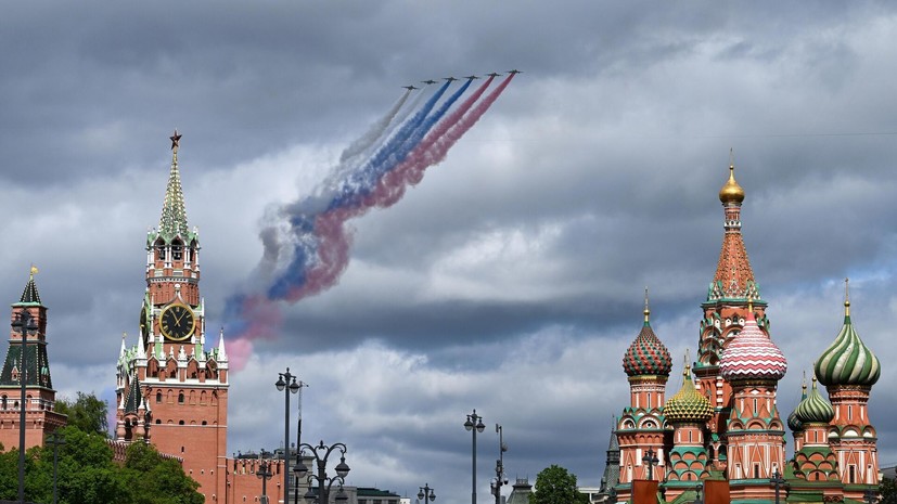 Самолёты пилотажных групп и Су-25 пролетят над Красной площадью 9 мая