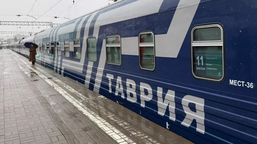 Восемь поездов задерживаются на пути в Крым и обратно из-за перекрытия моста