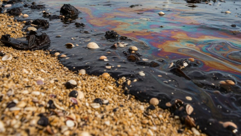 В Туапсе на пяти участках береговой линии произошли выбросы нефтепродуктов