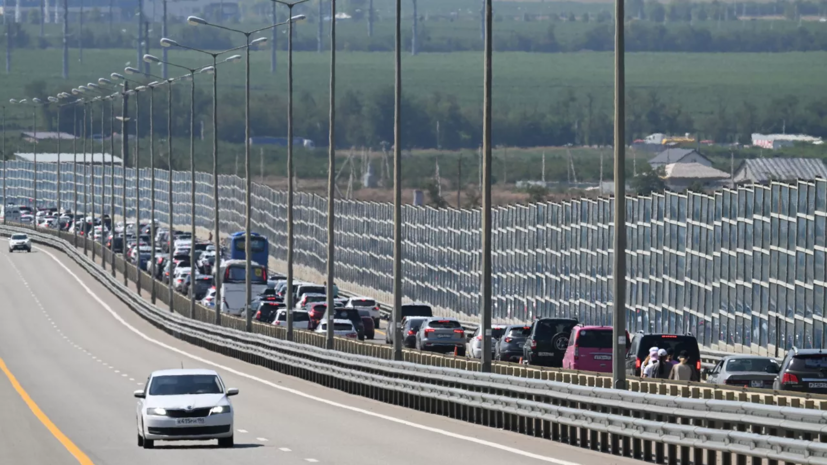 В очереди на подходах к Крымскому мосту скопилось более тысячи автомобилей
