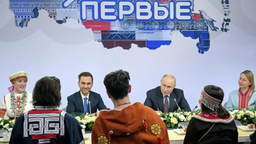 Путин поприветствовал участницу встречи на бесермянском наречии