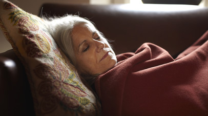 Сомнолог Бузунов: чтобы наладить ночной сон, пожилым достаточно перестать спать днём