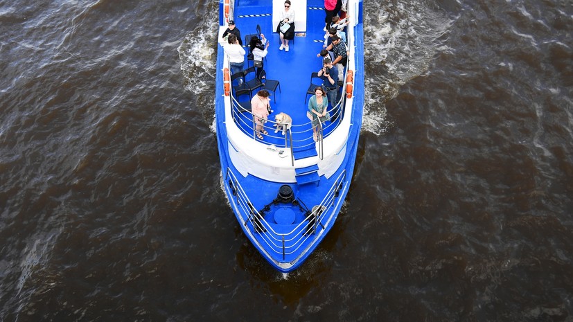 На Москве-реке столкнулись два прогулочных катера, в воде оказались 13 человек