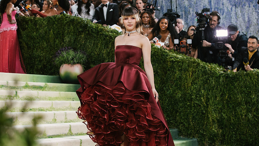 Алиса Лью посетила Met Gala в платье от модного дома, вдохновлённом следами от коньков