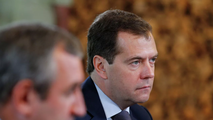 Медведев возложил цветы к Вечному огню на Поклонной горе