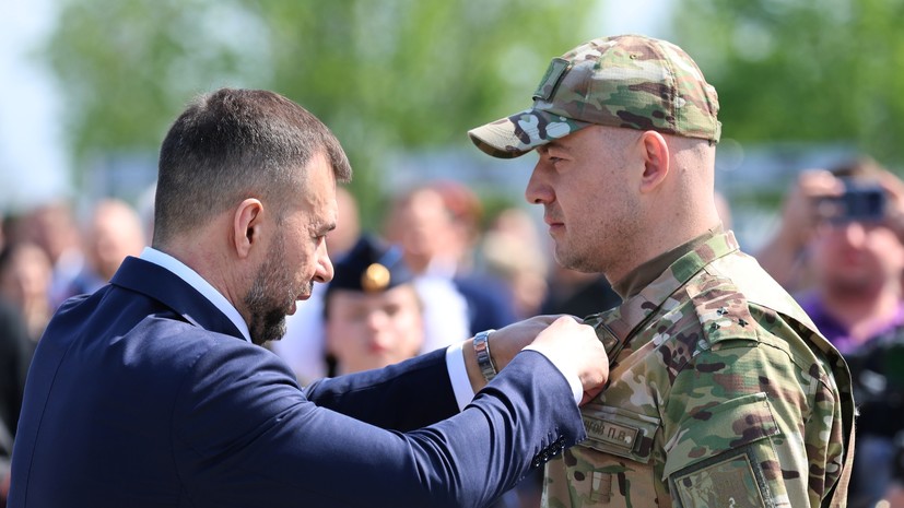 Глава ДНР наградил военных звёздами Героев у подножия Саур-Могилы