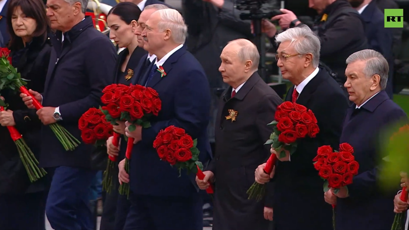 Путин возложил цветы к Могиле Неизвестного Солдата совместно с главами иностранных делегаций и ветеранами