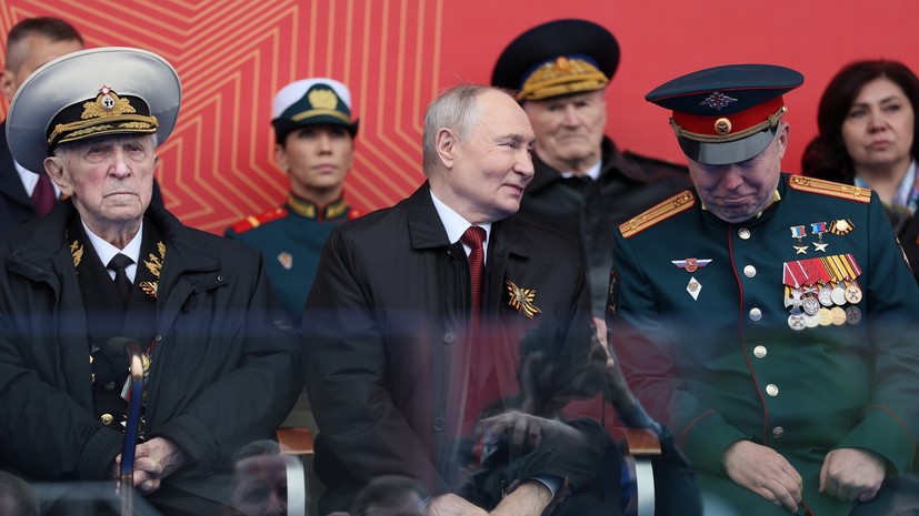 Ветеран передал на параде Путину конверт