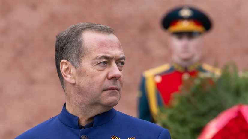 Медведев поздравил россиян с Днём Победы