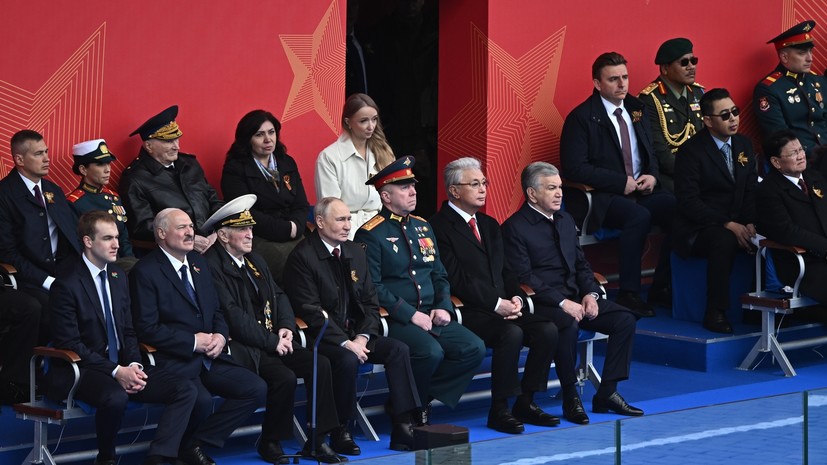 На параде вместе с Путиным на трибуне сидела первая женщина — Герой России на СВО