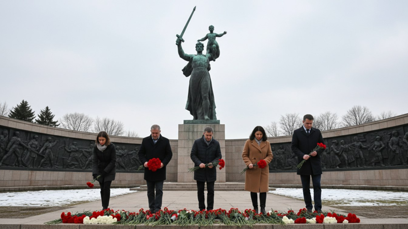 В берлинском Трептов-парке возложили цветы к мемориалу советским воинам