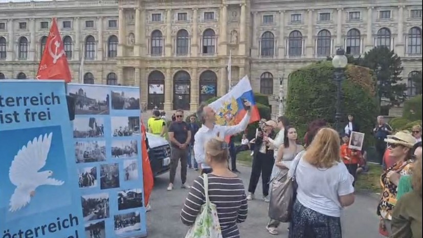 В центре Вены люди собрались на акцию &laquo;Бессмертный полк&raquo;