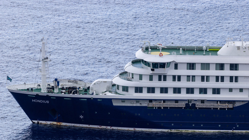 Лайнер MV Hondius с вспышкой хантавируса прибывает на Канарские острова