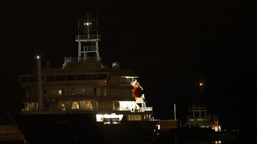 Лайнер MV Hondius с вспышкой хантавируса прибыл к Тенерифе