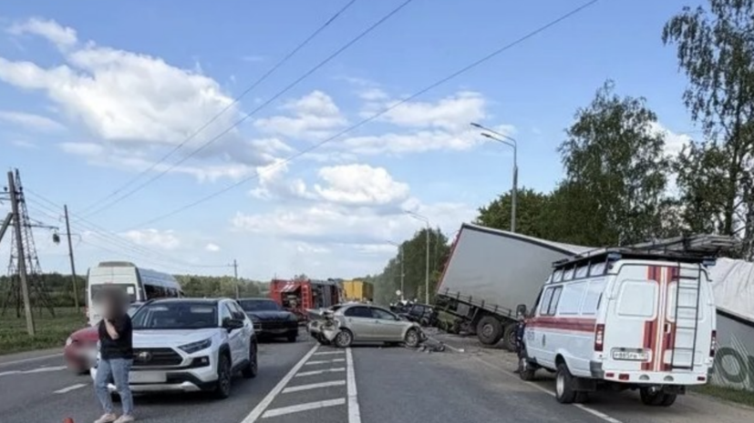 В Подмосковье грузовик протаранил восемь автомобилей, пострадали четыре человека