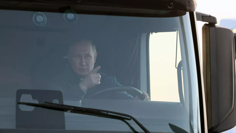 Песков не исключил, что Путина можно увидеть за рулём на соседней полосе