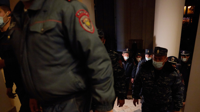 В Армении силовики пришли с обысками в офис оппозиционера Теваняна