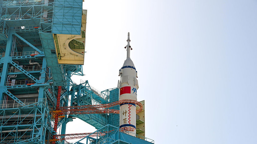 Китай запустил корабль «Шэньчжоу-23» с тремя космонавтами к орбитальной станции