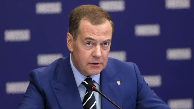 Медведев назвал долгие летние каникулы традицией для России