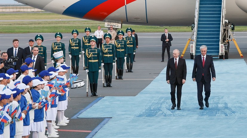 Дети сыграли на домбрах перед Путиным после его прилёта в Астану