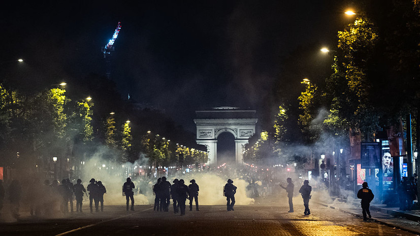 Franceinfo: в Париже один человек погиб в ДТП на фоне беспорядков после победы ПСЖ