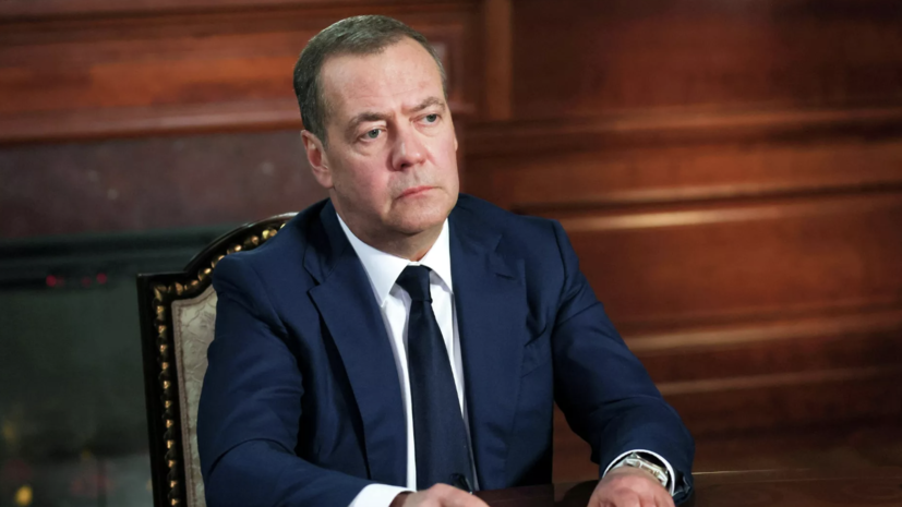 Медведев напомнил Пашиняну об «извилистой тропинке» Троцкого