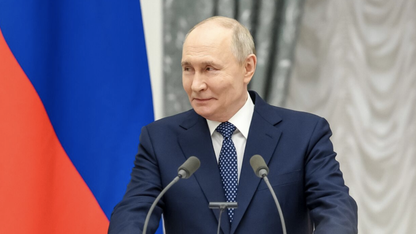 Переехавшая из Франции в Россию многодетная семья получила награду из рук Путина
