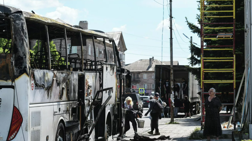 Число пострадавших при атаке ВСУ на автобус в Енакиево выросло до 12