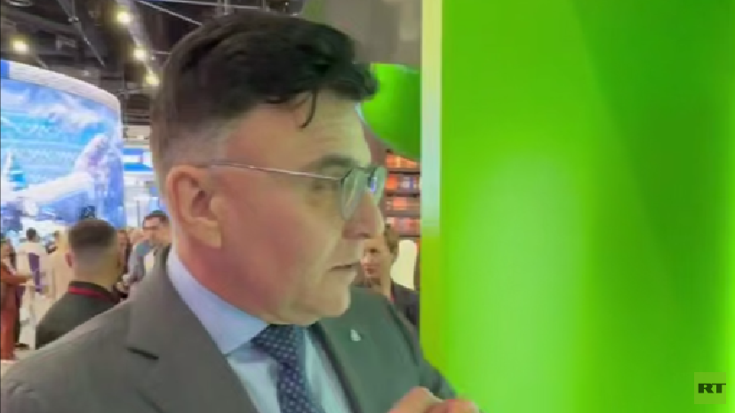 Гендиректор «Газпром-Медиа» Жаров опробовал силомер на стенде RT на ПМЭФ