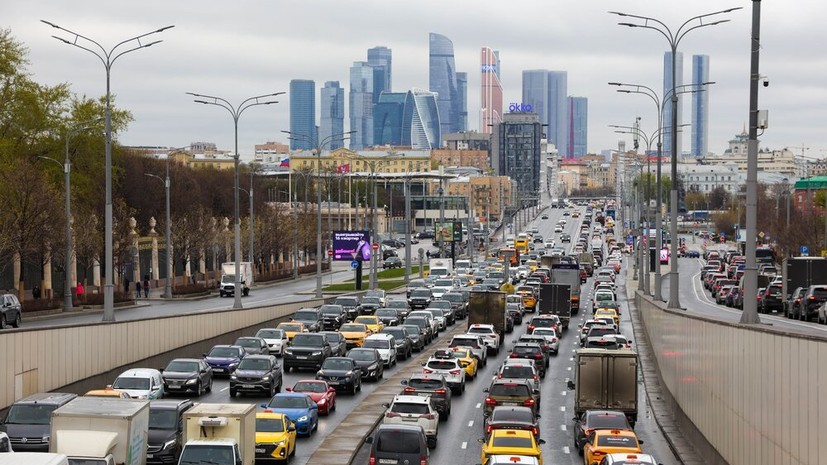 В Москве водителям начали выдавать номера с новым кодом региона