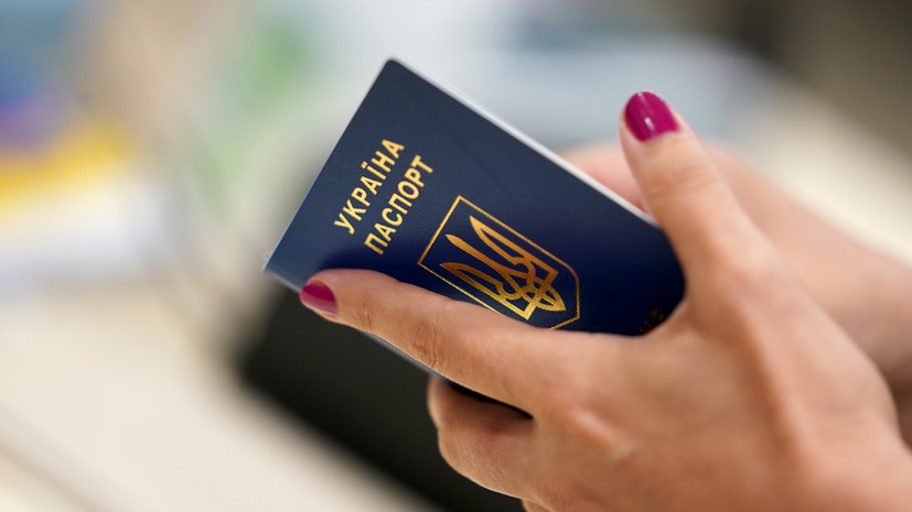 «СТРАНА.ua»: на Украине начались проблемы с загранпаспортами