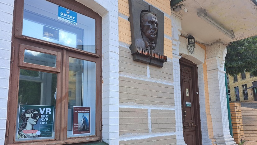 Экс-премьер Польши назвал власти Украины варварами за снос памятника Булгакову