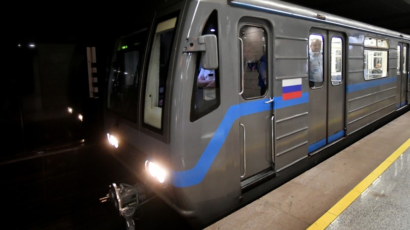Движение на Кольцевой линии метро Москвы затруднено из-за человека на пути