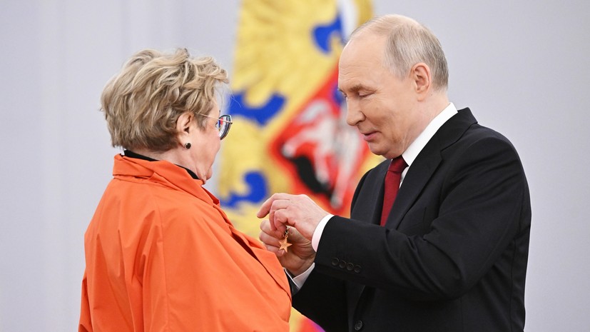 Путин вручил Марине Неёловой золотую медаль «Герой Труда»
