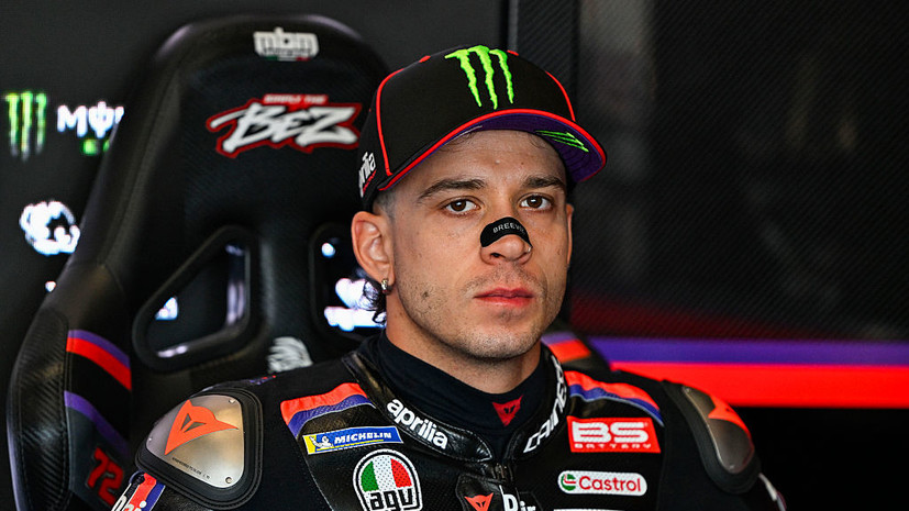 Пилот MotoGP Бедзекки дважды ударил маршала после аварии, его отстранили от гонки в Чехии