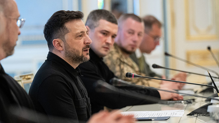 Мендель: Зеленский осознанно затягивает конфликт с Россией