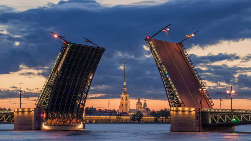 На Дворцовом мосту в Петербурге показали проекцию «Свеча памяти»
